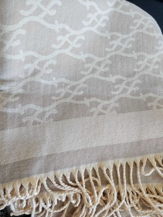 Продам пончо Fendi