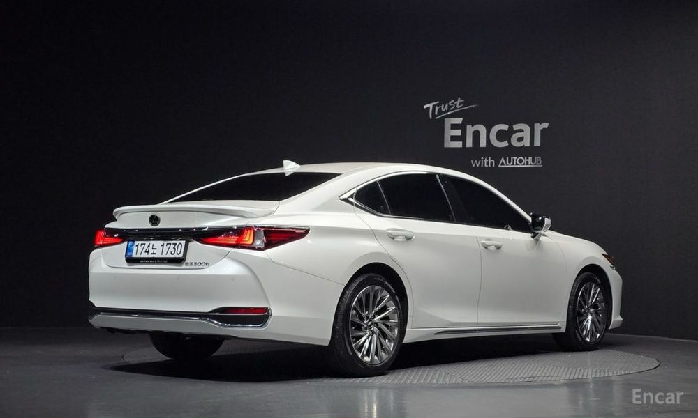 Lexus ES300h Executive 2025 | Гибрид | Максимальная комплектация