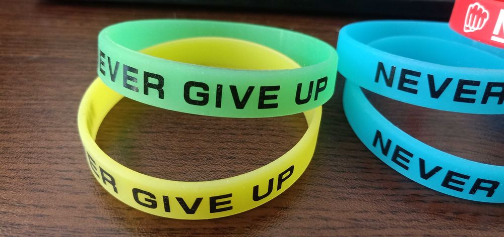 Силиконова гривна с релефен надпис Never give up
