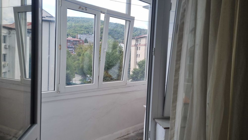 Închiriez apartament cu 2 camere, situat în zona Nord a orașului, lângă Liceul Pedagogic