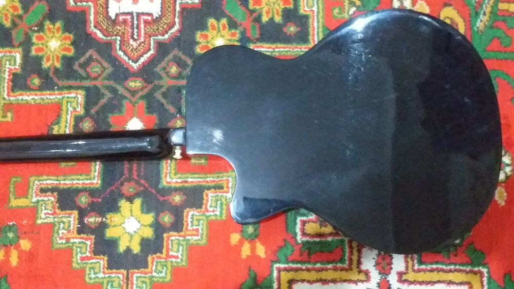 Okustik gitara sotiladi