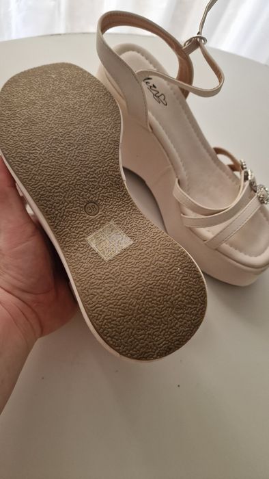 Sandale crem cu accesorii