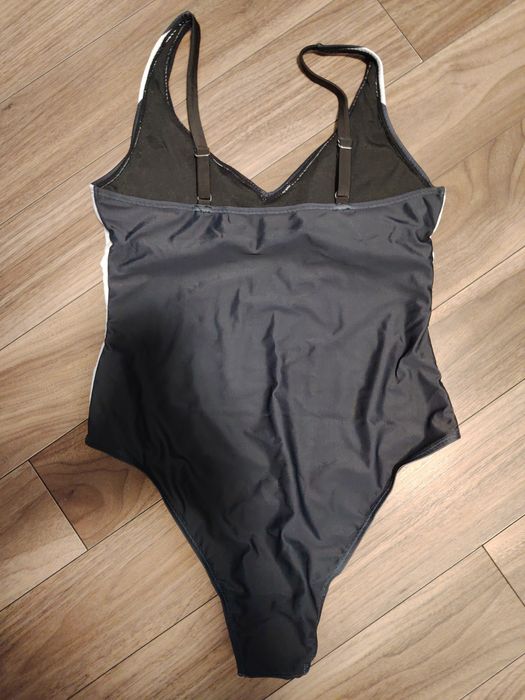 Цял  бански  в черно и бяло