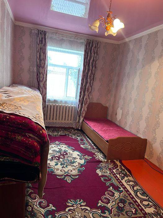 Қала орталығынан еңсесі биік жер үй сатылады.