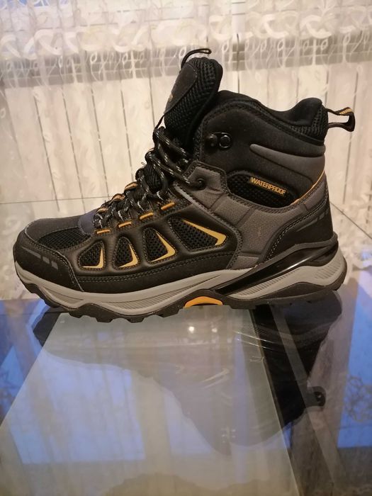 Чисто нови Мъжки туристически обувки водоустойчиви 42 номер