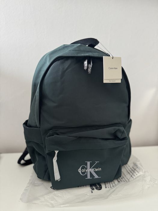 Ghiozdan Calvin Klein nou perfect pentru cadou