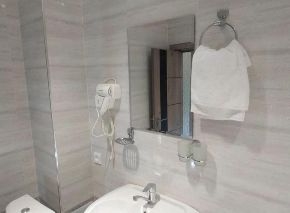 Сдаётся 2-х комнатная по Абая