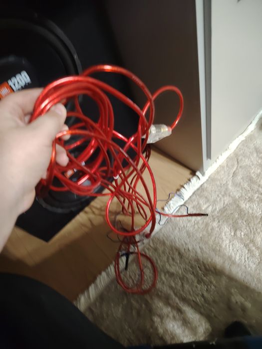 В корпусе колонки JBL