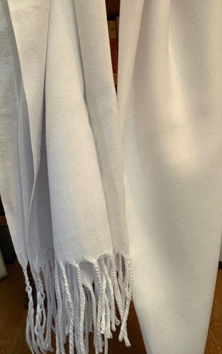 Eșarfă albă nouă