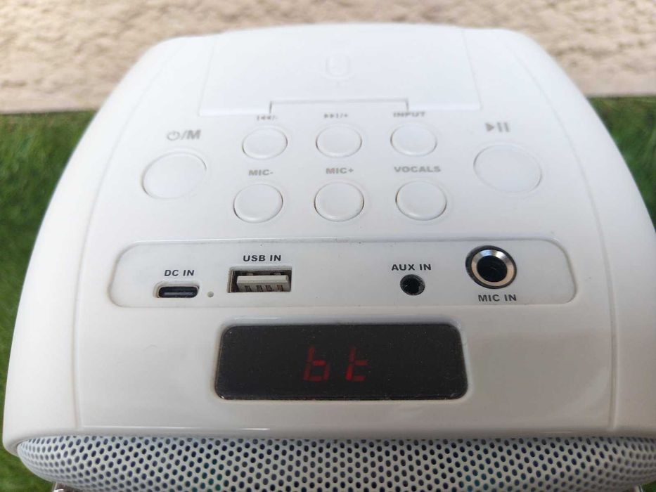 Караоке система с безжичен микрофон Lenco BTC-060WH – НОВА!