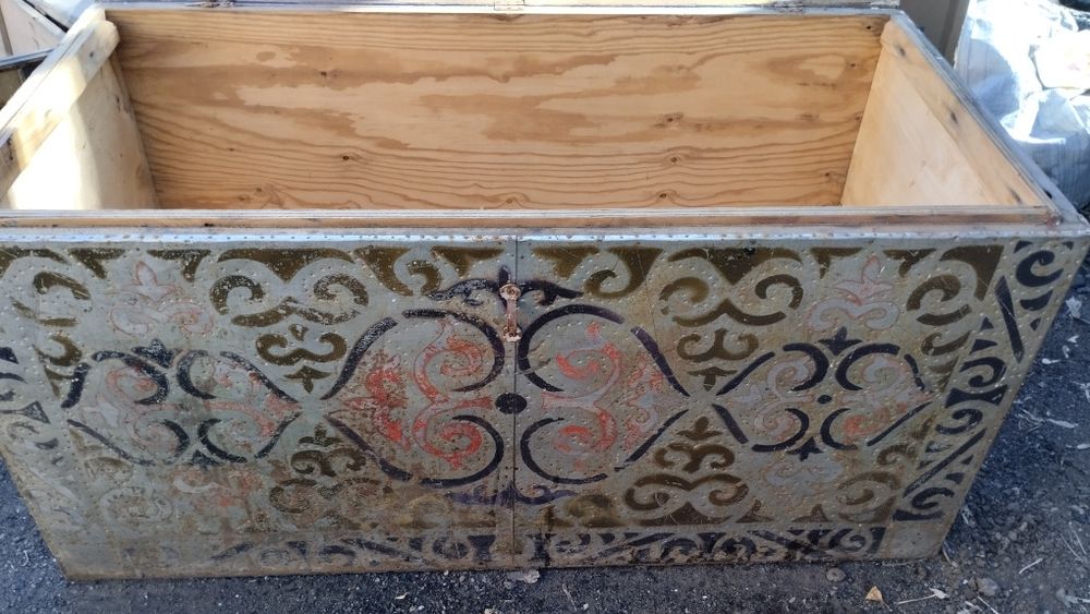 Бабушкин большой сандық