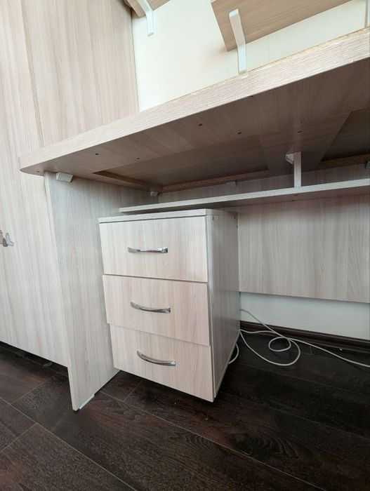 Стол с тумбочкой