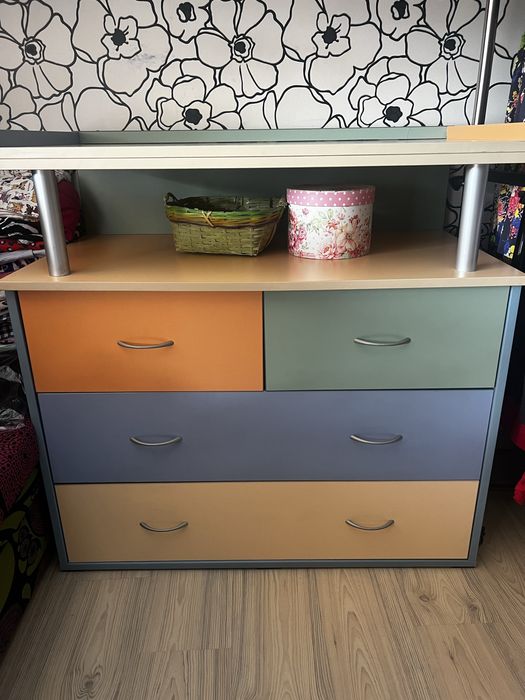 Цветен скрин с чекмеджета