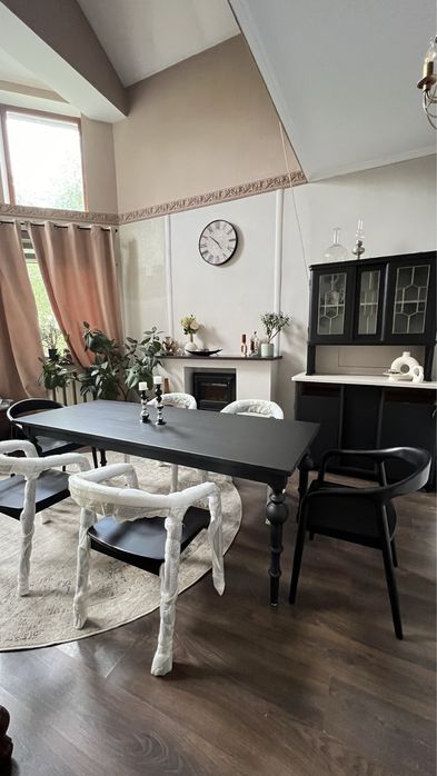 Стильный деревянный стол