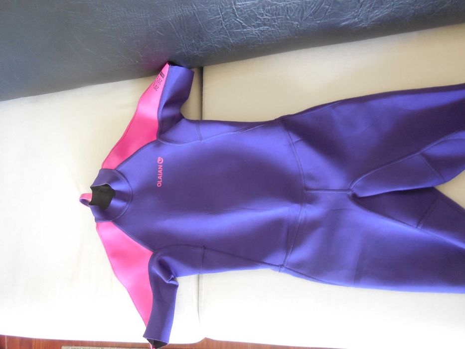Lot 2 geci pentru fete marimea 140  si costum neopren