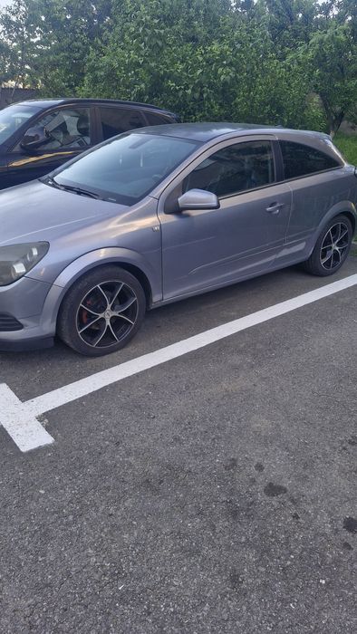 Vând Opel Astra GTC anul 2006 .Mașina funcționează doar că are certificatul reținut pentru că am mers cu ea fără I t p