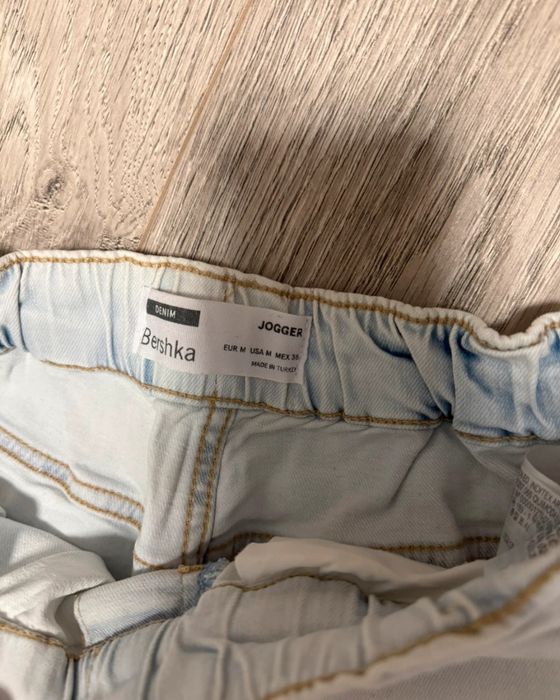 Blugi Bershka rupti