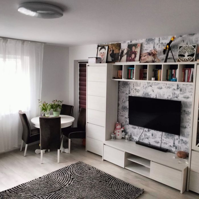Proprietar vând apartament cu curte-grădină