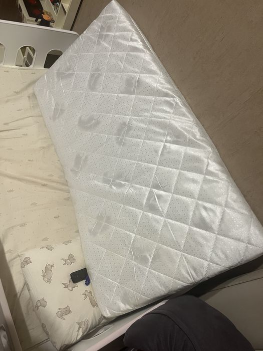 Отдам детский матрас и два коврика для малышей