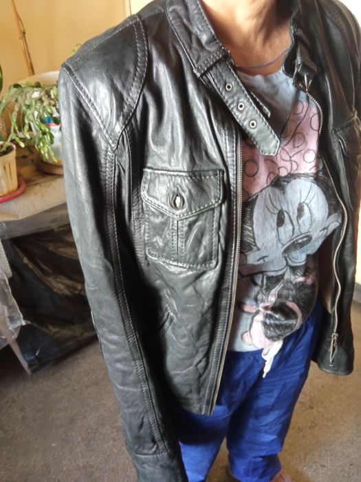 Vand geaca de piele neagra in stare buna