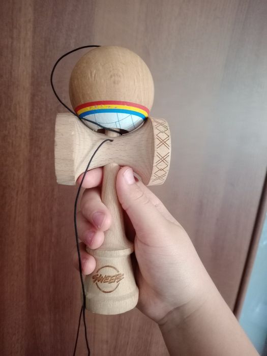 Vand broken romb in stare buna , este anti skid are at schimbata cu una mai subțire și mai mare balene hole mare si e foarte bună, am wi cutie la ea.