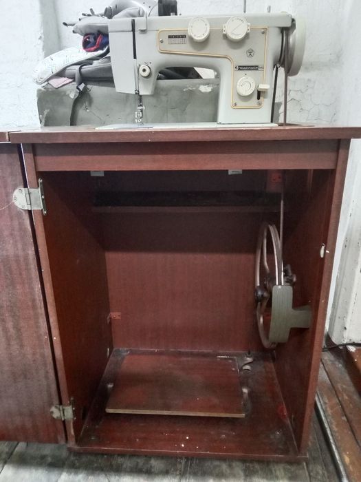 Продам швейную машину-тумбу!