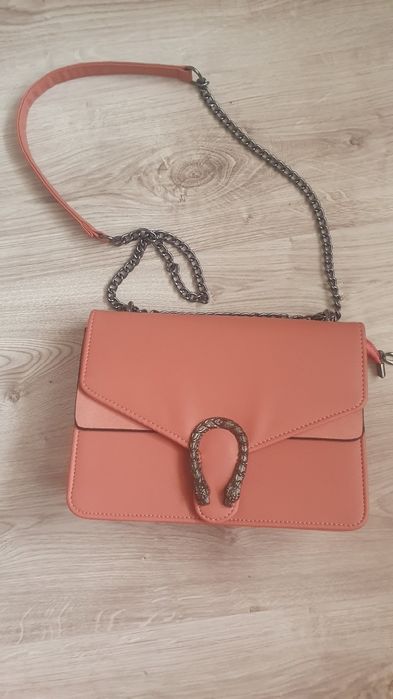 Poseta incapatoare purtata o data, ca noua