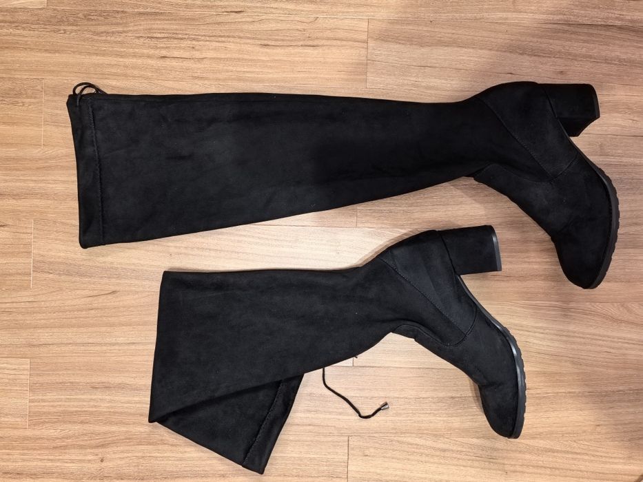 Продавам елегантни черни велурени ботуши на ток.