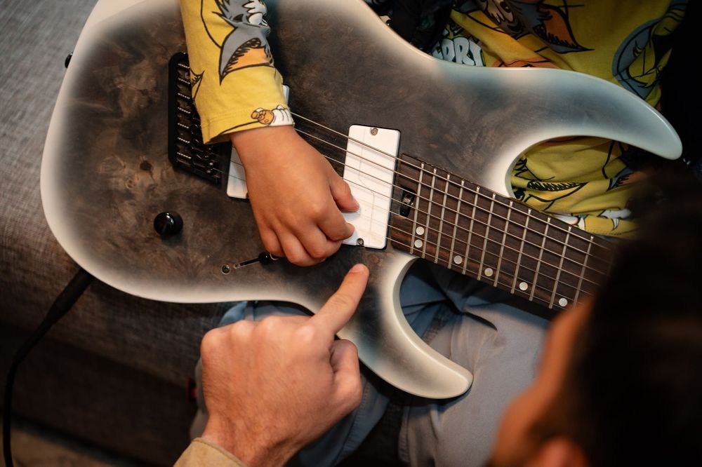 Lecții de chitară la One Music Academy – Prima lecție este GRATUITĂ!