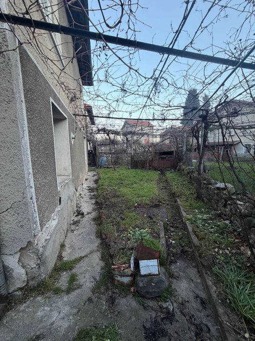 Каща с двор от Сабственик