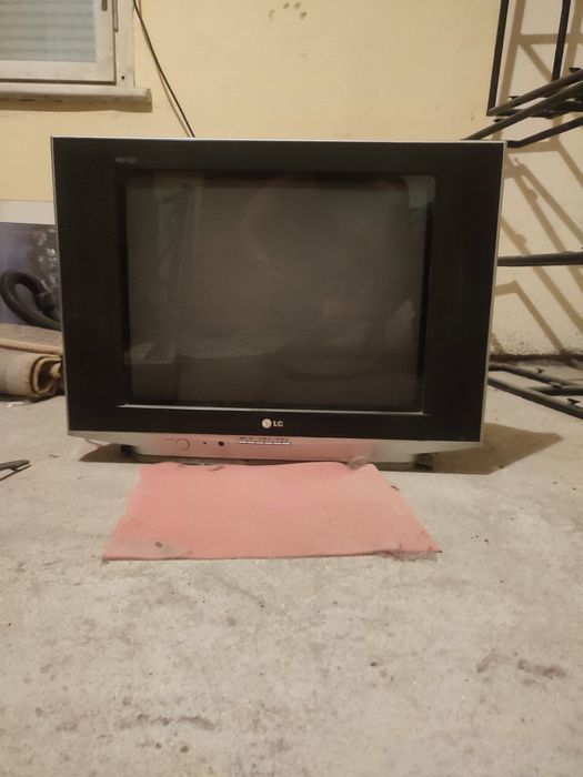 Два броя телевизори LG