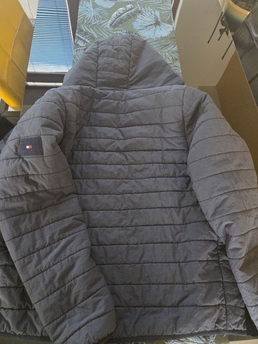 Geaca hilfiger,  marimea M,  stare foarte bună,  preț 230 roni