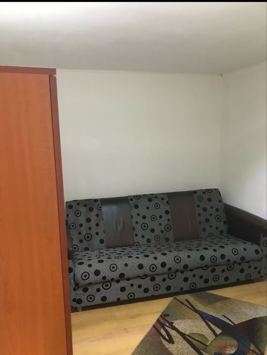 Cam mob curte intrare separata tv cablu incalzire centr buc. proprie frigider baie maș de spala pt un baiat angajatToate utilitatile incluse in preț