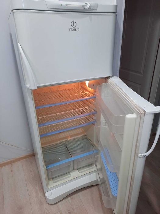 Холодильник indesit