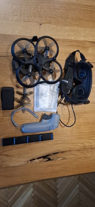 Dji Avata cu ochelari și controller