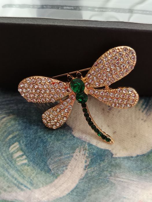 Красиви дамски брошки