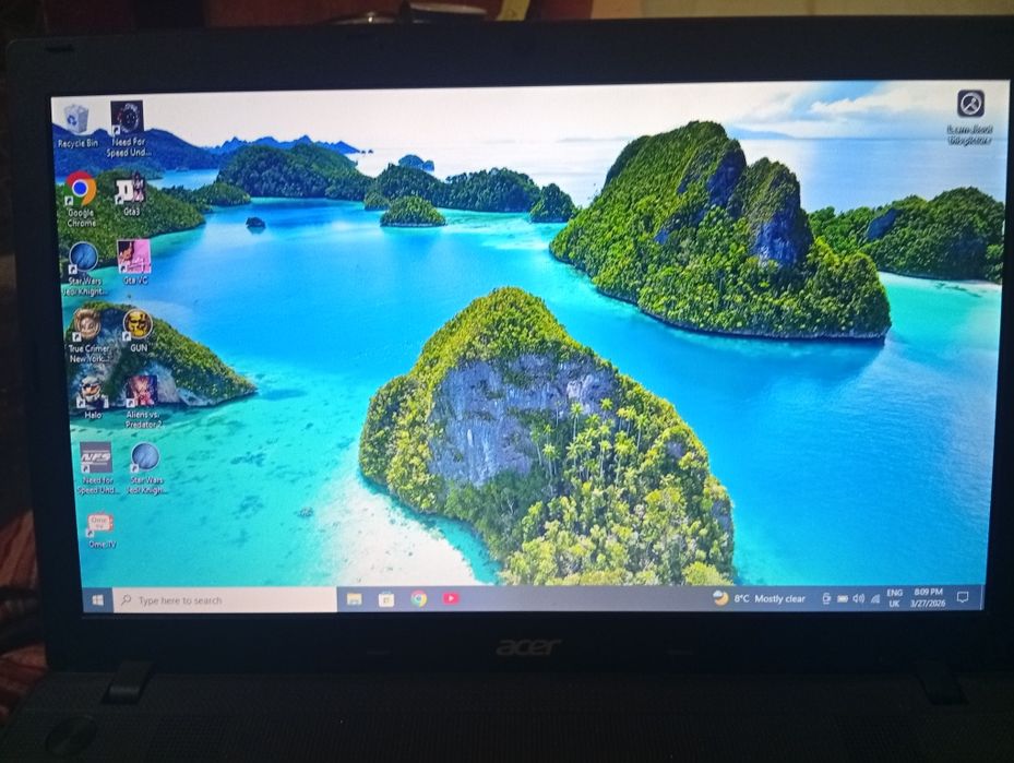 Vând leptop Acer  nu este zgâriat este unpic murdar