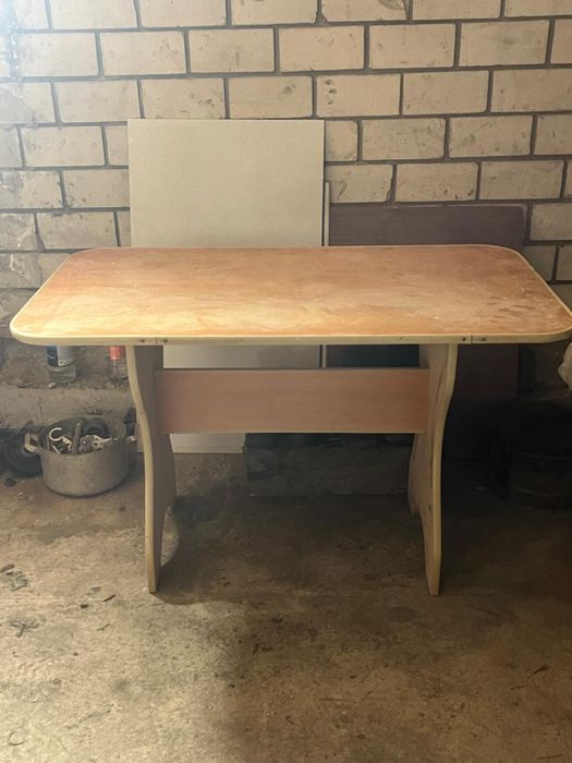 Продам стол со стульями.