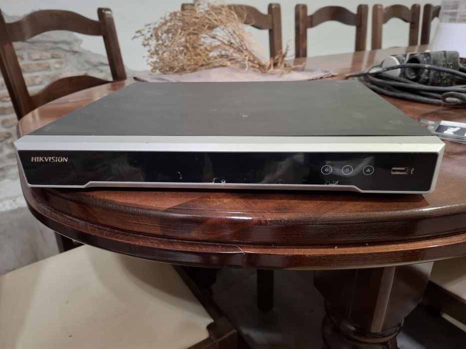 NVR Hikvision DS-7608NI-K2/8P – 8 canale IP, 8 porturi PoE