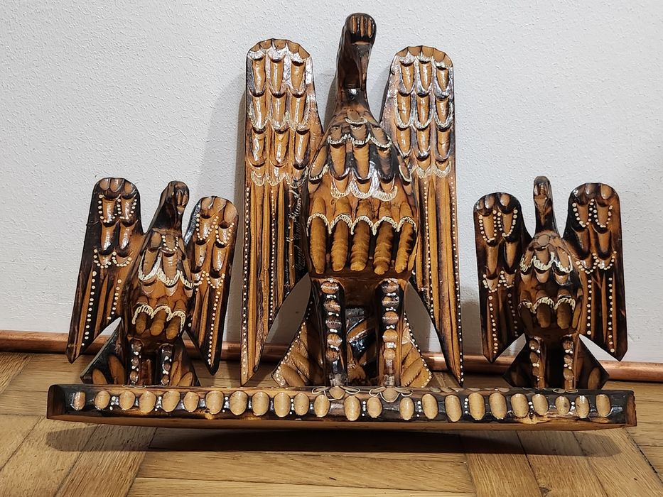 sculptură din lemn, lucrată manual, reprezentând vulturi