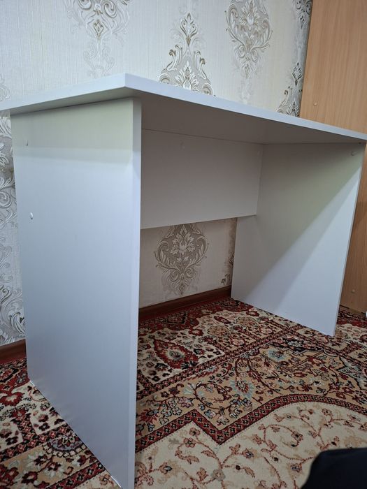 Стол письменный, белый