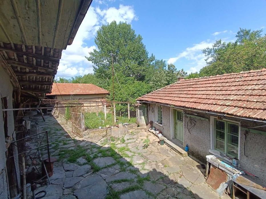 Къща с голям двор в село Плаково