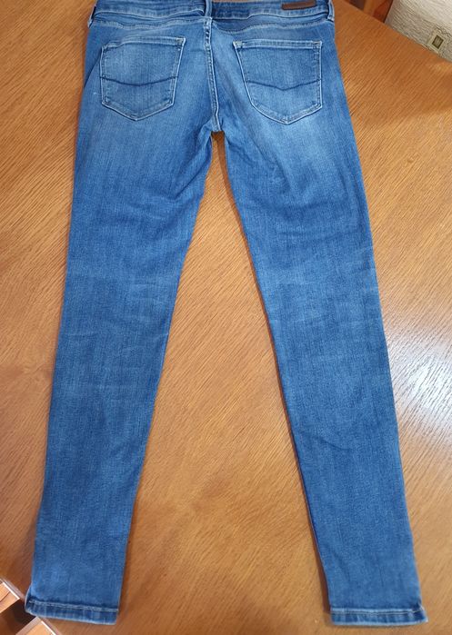 Vând blugi Cross Jeans