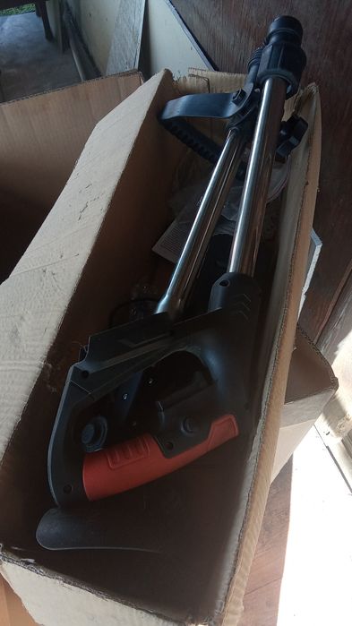 Триммер для травы.