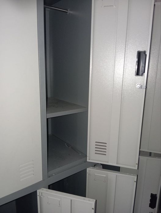 Офис столове, маси и метални шкафове