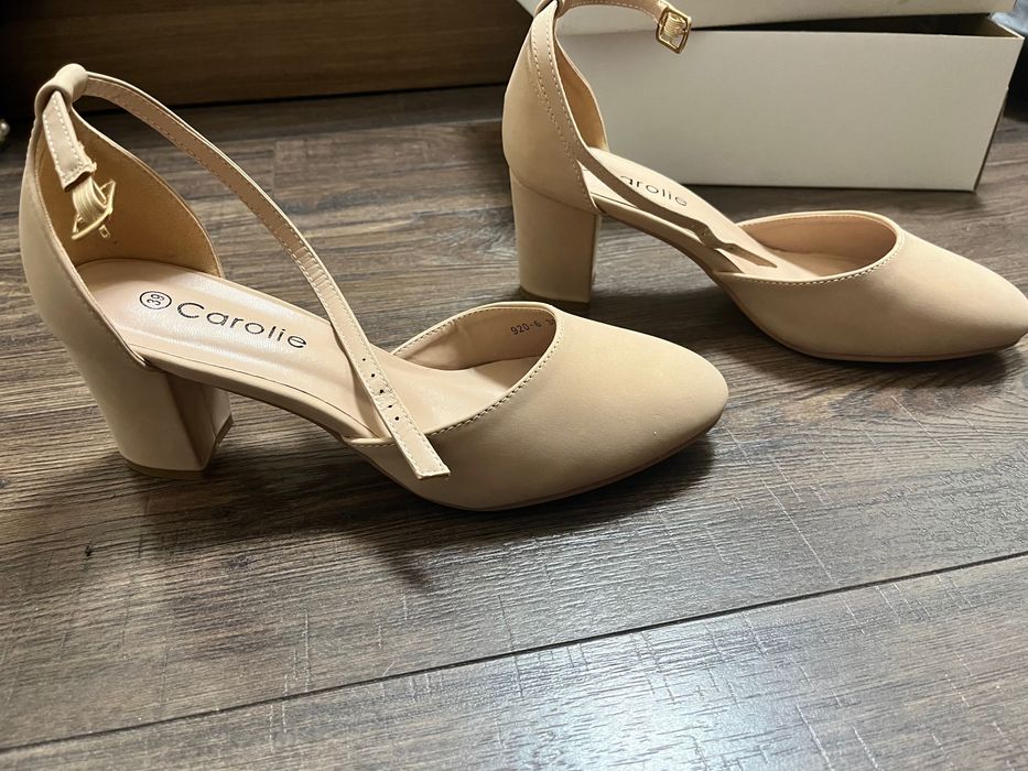 Нови бежови сандали с нисък ток