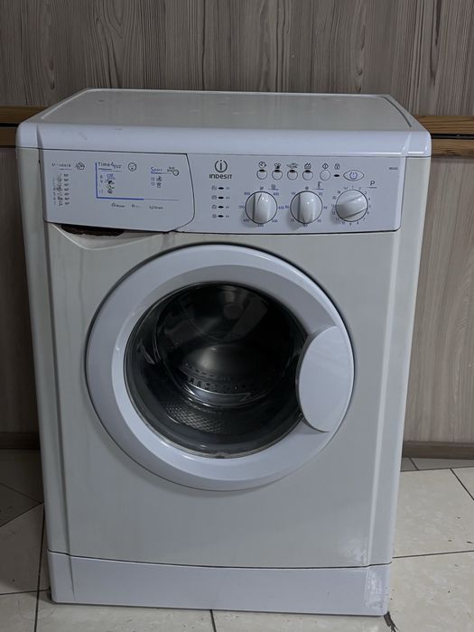 Продам стиральную машину Indesit WIL85 (по запчастям)