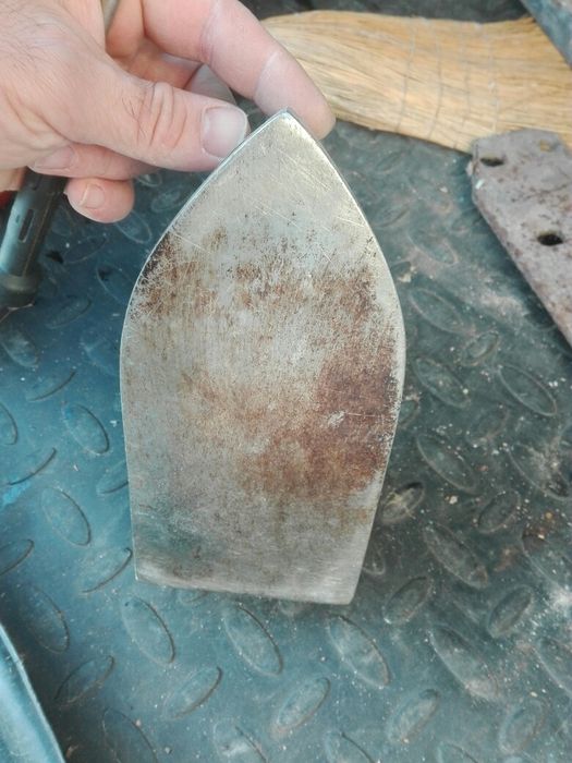 Продава се стара електрическа ютия