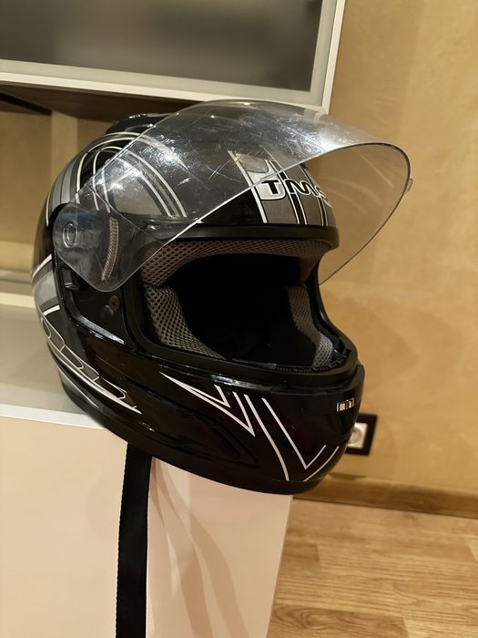 Каска за мотор черна