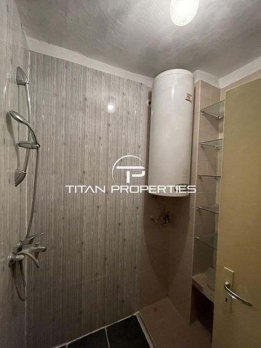 Тристаен, под наем, Център